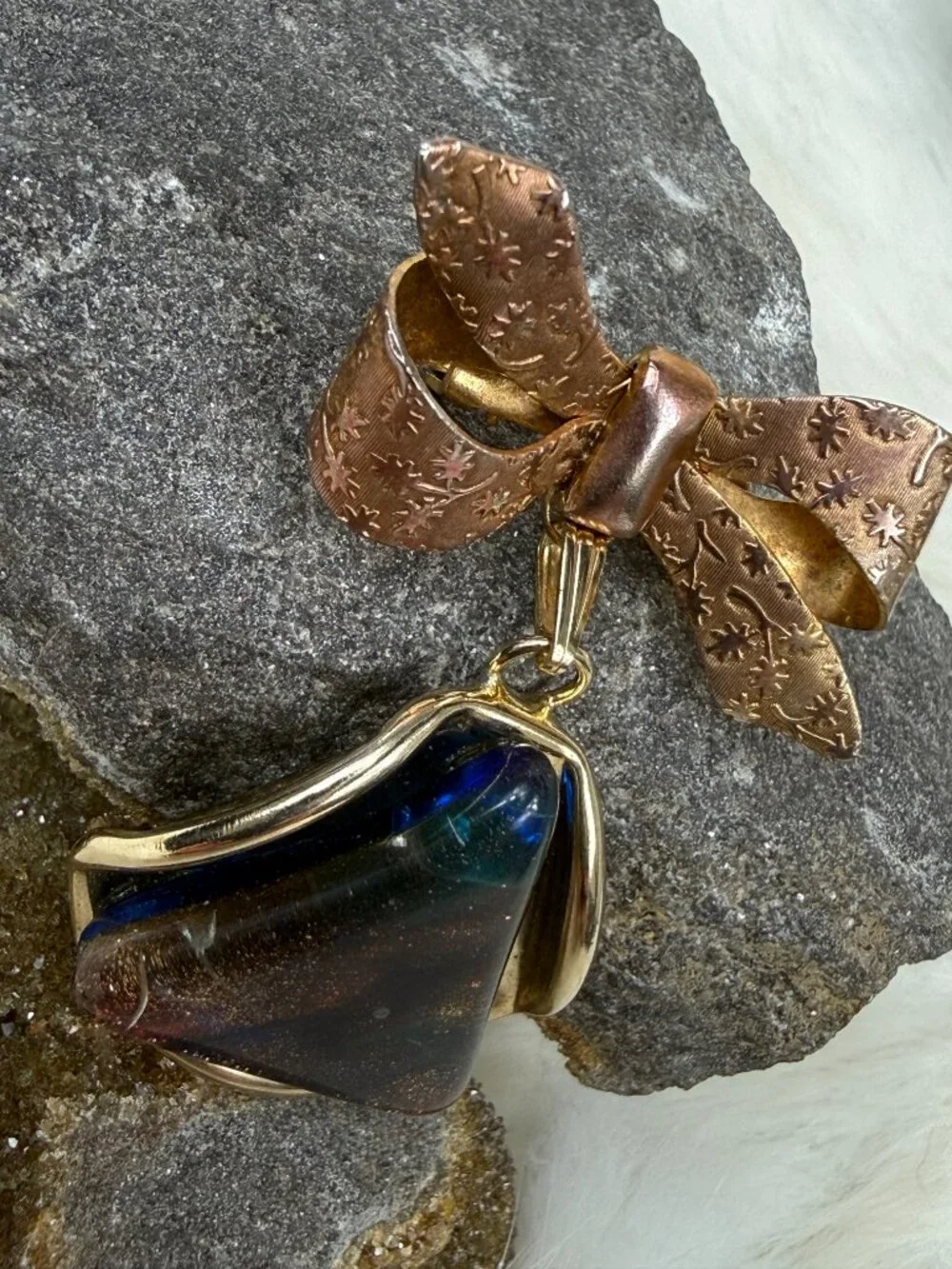 Vintage Gold Tone Textured Ribbon Bow w/ Art Glass Cab Dangle 2